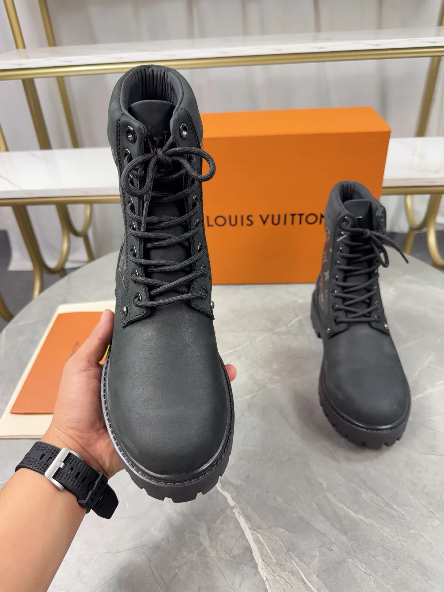 p720🐮🐮2025 top version: couple style LV presbyopia, embossed rhubarb boots, ankle boots, embossed waterproof nubuck cowhide boots, relying on the brand's exquisite craftsmanship to carefully reshape the classic T 6-inch boot shape in Italy to create an American-style autumn and winter men's and women's wear show. The original laces and outsole are exquisitely detailed, and the leather label expresses the cooperation logo. Exquisite packaging at the delivery counter🛍📦 ▪️Fabrics: Original customized imported first-layer cowhide ▪️Inner lining: Original customized leather lining/mesh lining ▪️Outsole: Original molded anti-slip rubber material ▪️Sole thickness: 3.5CM ▪️Size: 35-40 for women and 39-46 for men